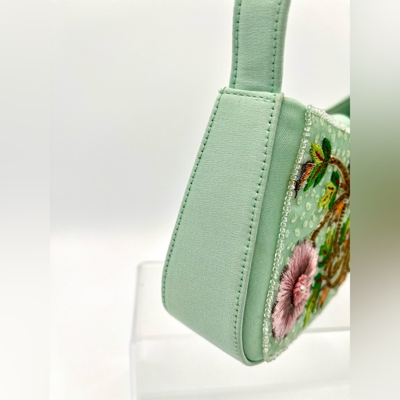 An elegant Escada, hand-sewn, embroidered handbag, using high quality 100% silk. - Picture 11 of 13